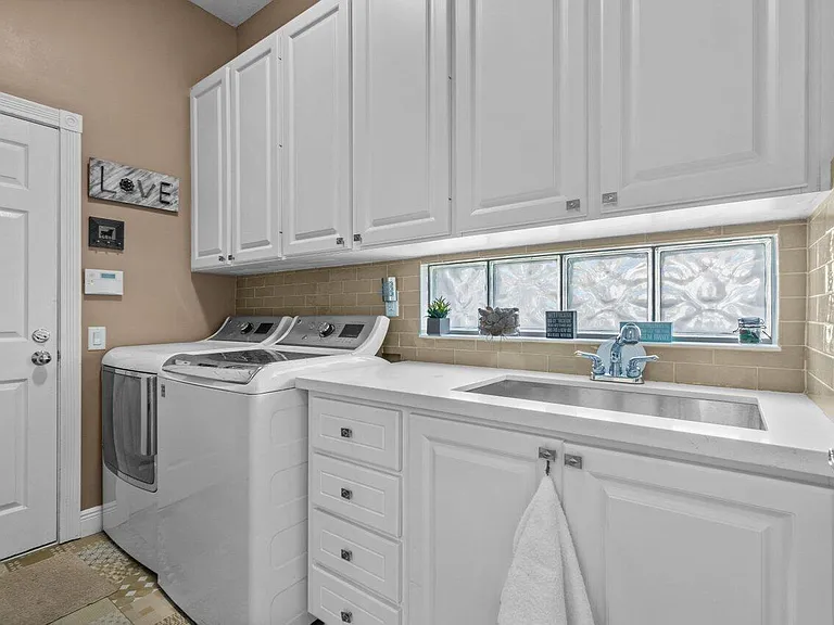 8222 Dominica Pl — Photo 32