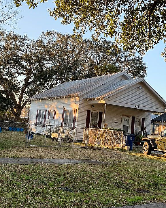 2nd image of 914 S Avenue G
