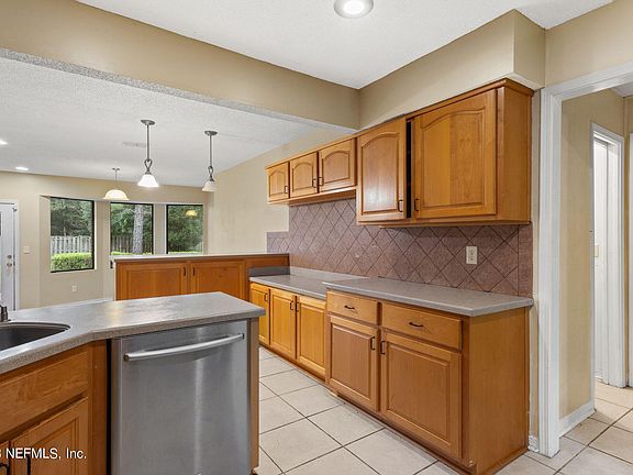 5th image of 8561 CAMSHIRE Court