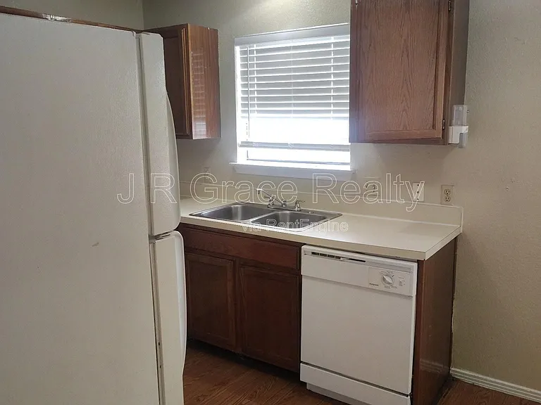 5947 Shadydell Dr — Photo 10