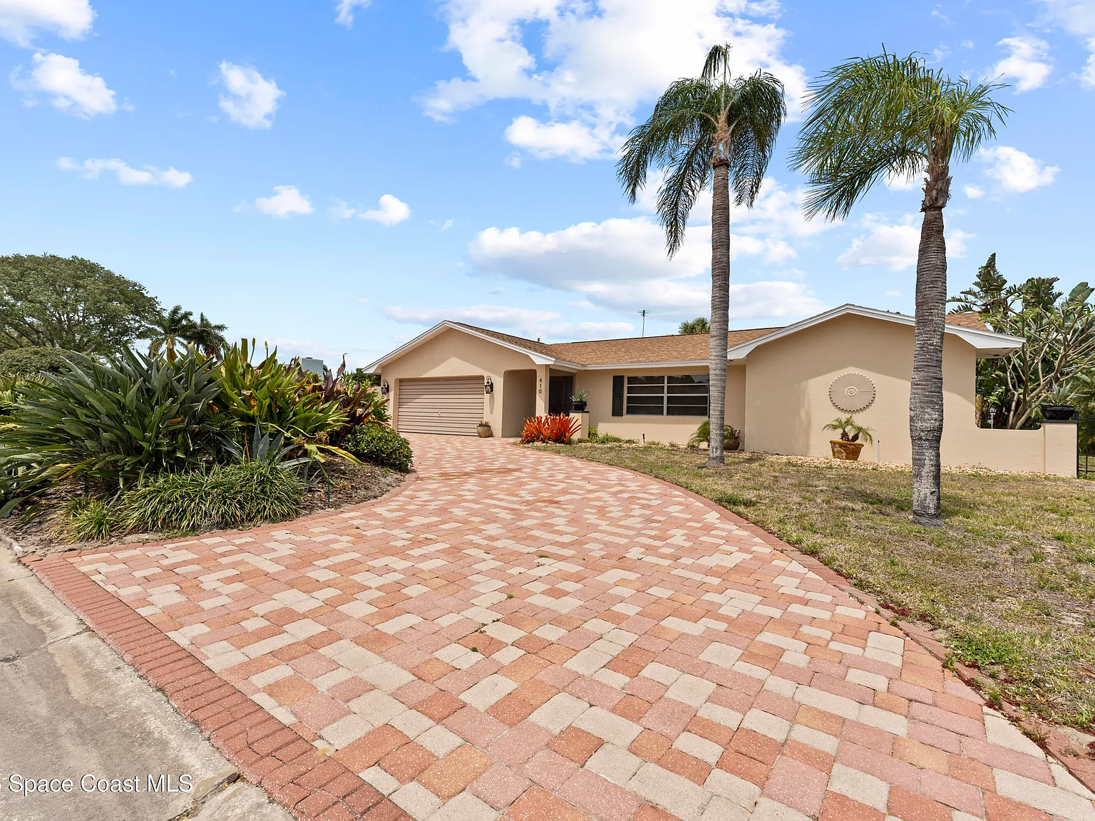 3 bed, 2.0 bath, 2032 sqft, $3,000 — Photo 3
