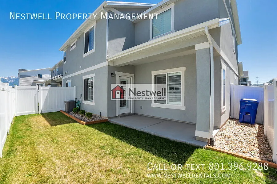 Enchanting 3-bed Townhome in Riverton — Photo 1