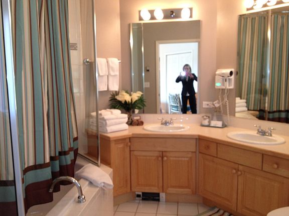 Masterbath w/jetted tub