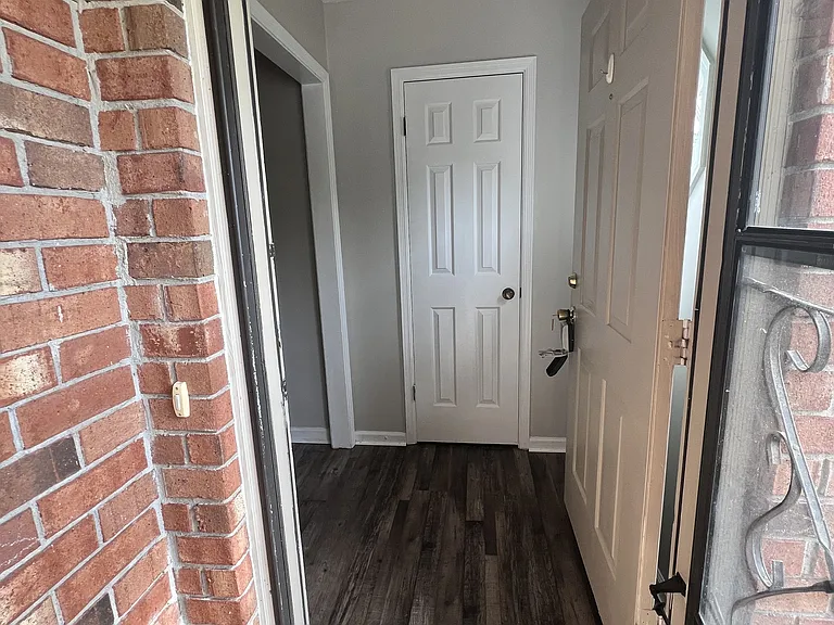 1103 Hickory St — Photo 3