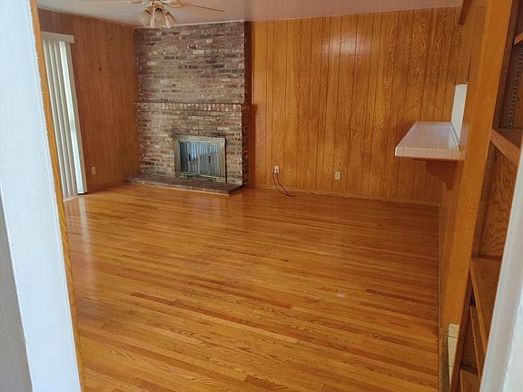 3rd image of 901 Parklin Ave