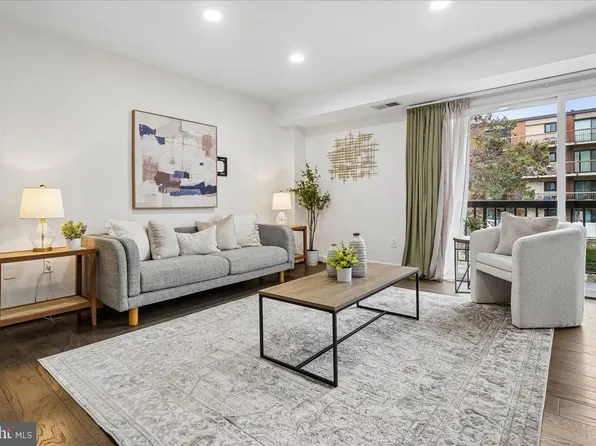 3220 S 28th St APT 202, Alexandria, VA 22302