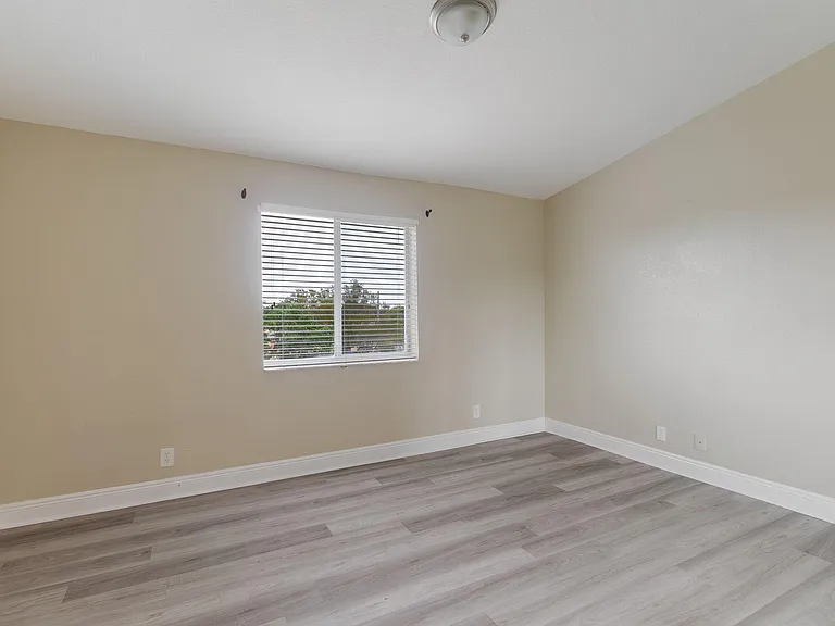 1718 NE 6th St — Photo 16