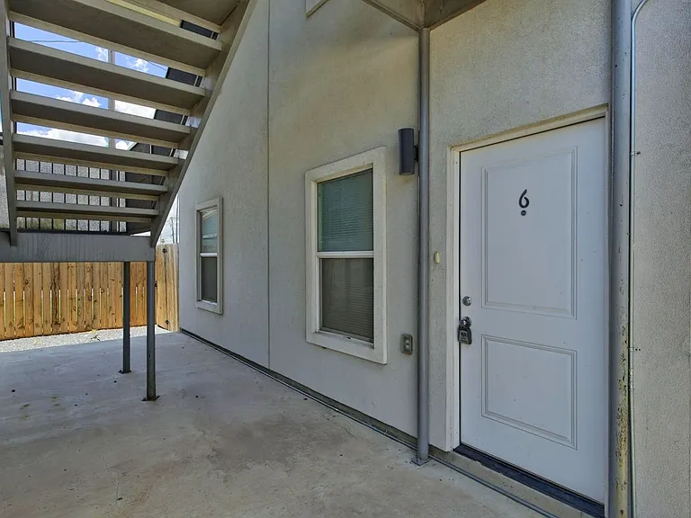 1207 W Kennedy St #6 — Photo 4