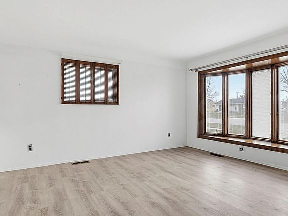 5th image of 3262 Grange Rd