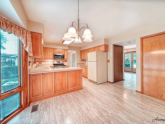 4th image of 1540 S Surrey Ln