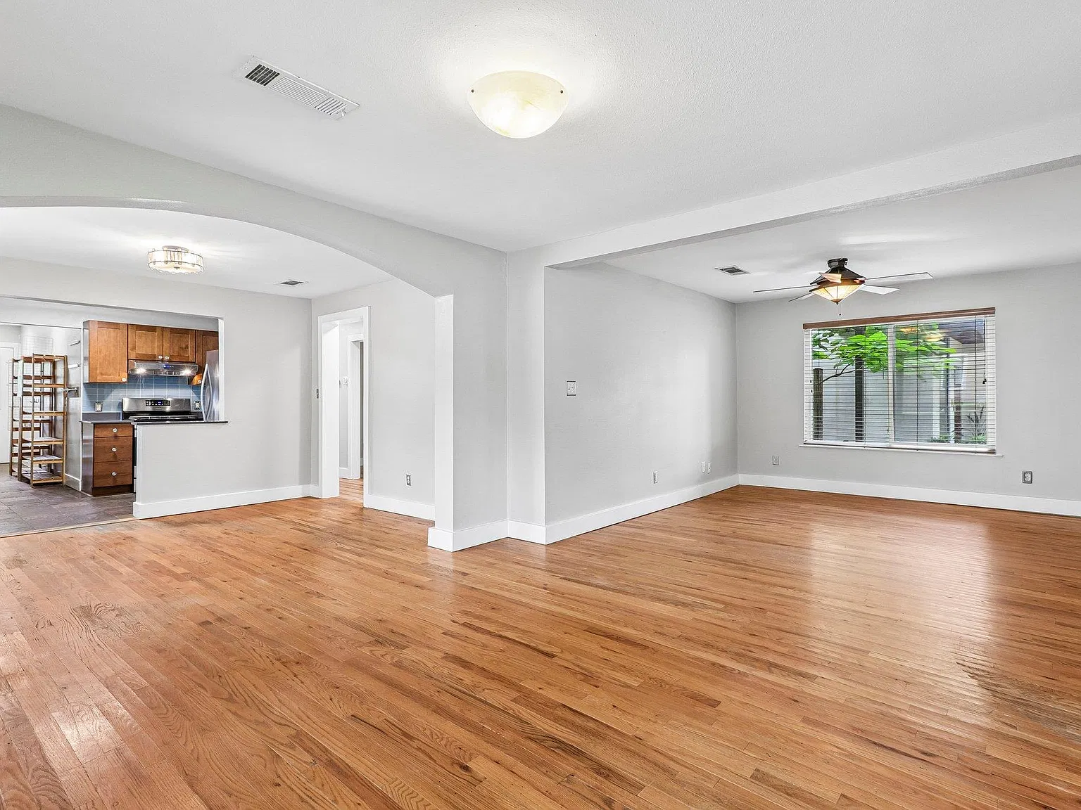 3 bed, 2.0 bath, 1982 sqft, $4,300 — Photo 4
