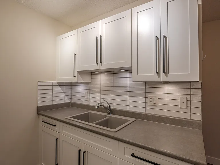 165 Edmonton Ave — Photo 11
