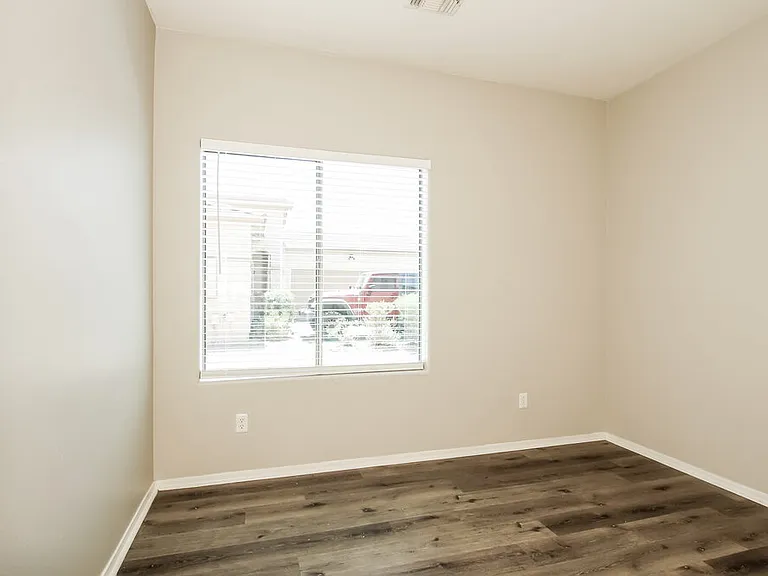 7907 S 50th Ln — Photo 12