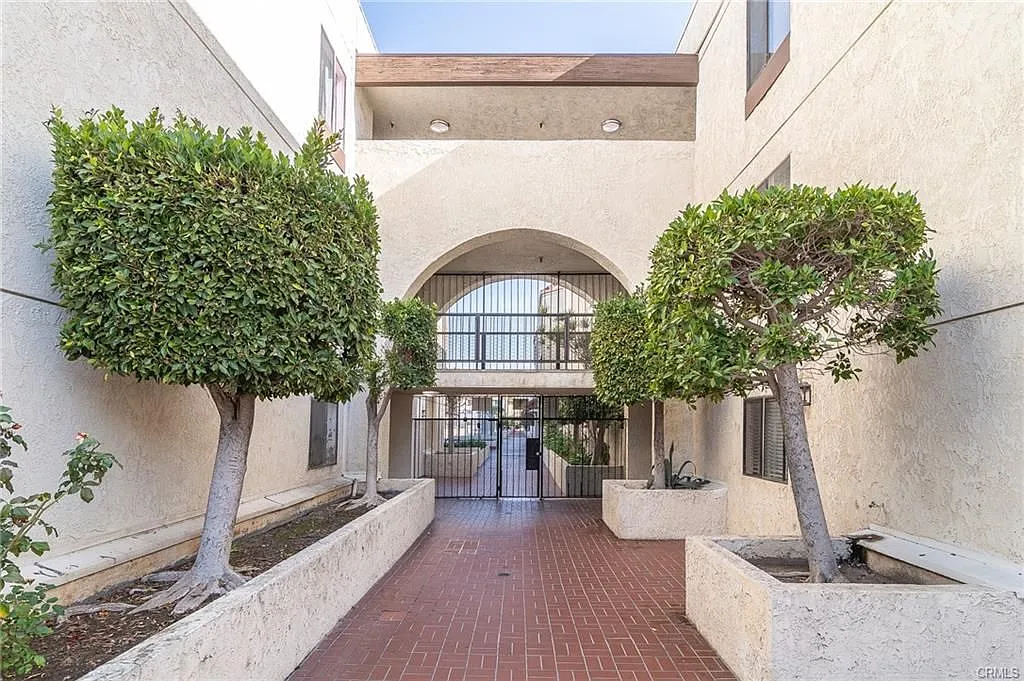 1 bed, 1.0 bath, 768 sqft, $2,695 — Photo 2