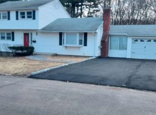 51 Riverside Dr, Hamden, CT 06518