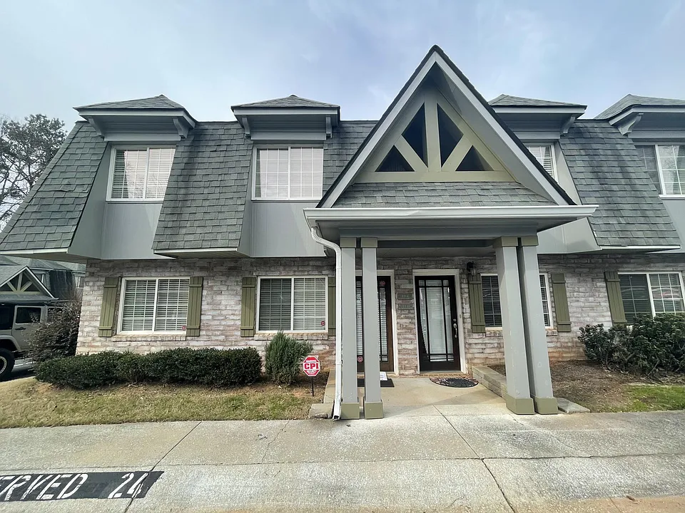Charming townhome in Smyrna, meticulously maintained and cared for. This quaint residence features cozy living spaces, modern amenities, and a serene atmosphere. Conveniently located near local shops, dining, and parks, this rental offers the perfect blen