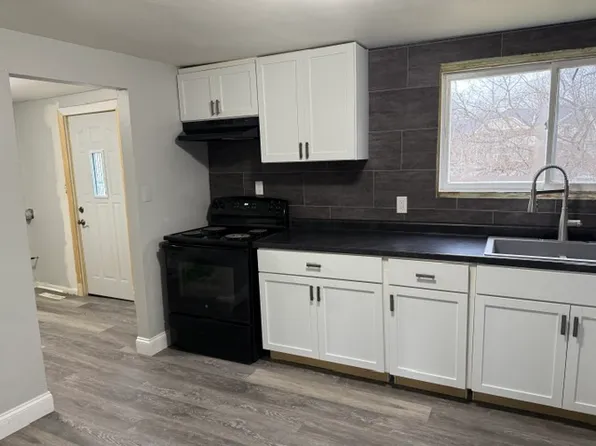 3920 Phoenix Dr, Lansing, MI 48911