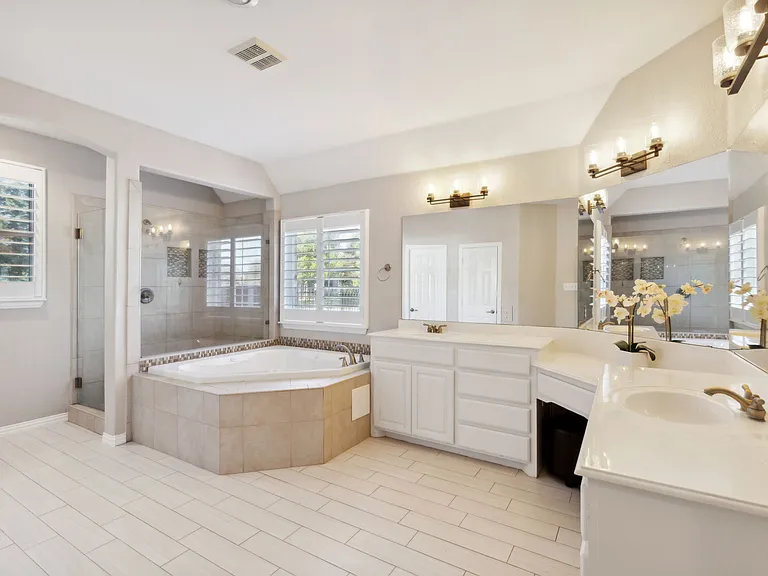 5801 Hathaway Dr — Photo 8