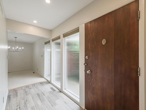 3rd image of 930 Crescent Ln
