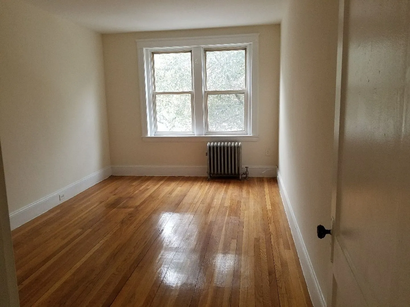 Charming 4 Bedroom-No Broker Fee — Photo 3