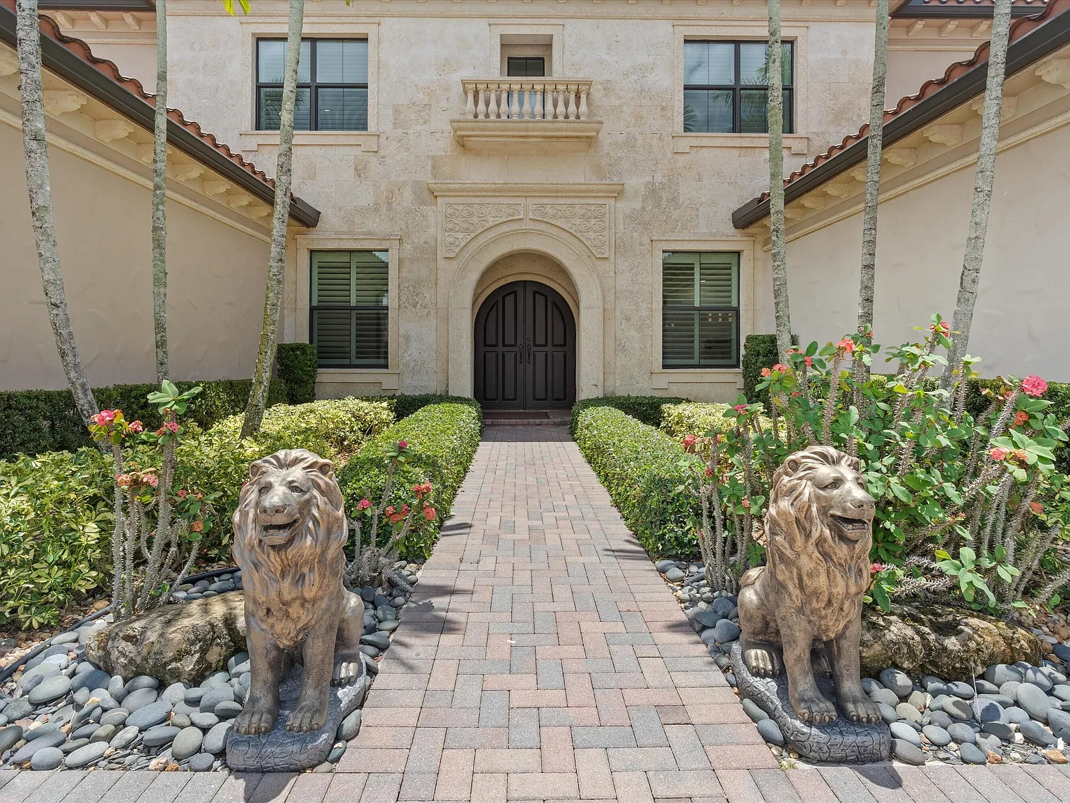 6 bed, 6.5 bath, 6011 sqft, $23,000 — Photo 3