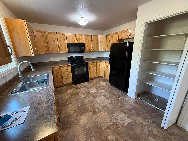 418 W Pershing — Photo 12