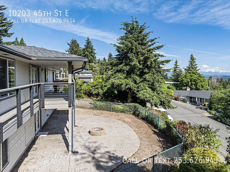 10203 45th St E, Edgewood — Photo 2