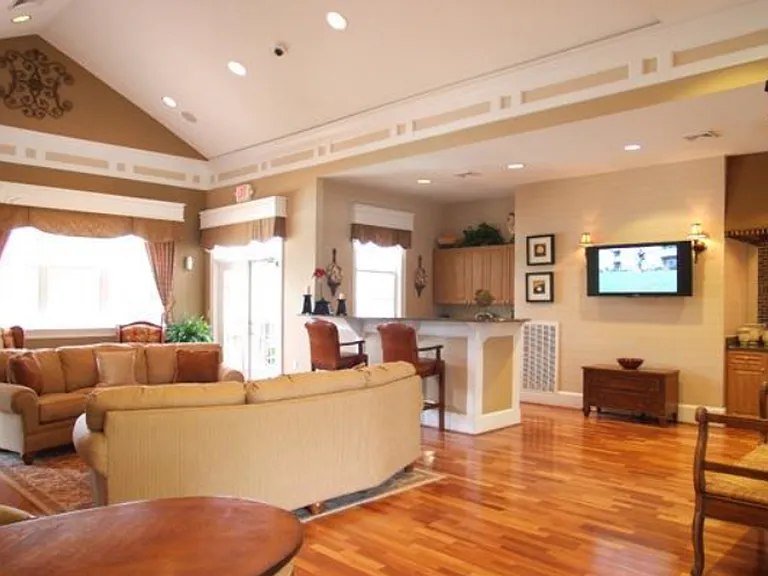 Eagle Harbor Apartments — Photo 5