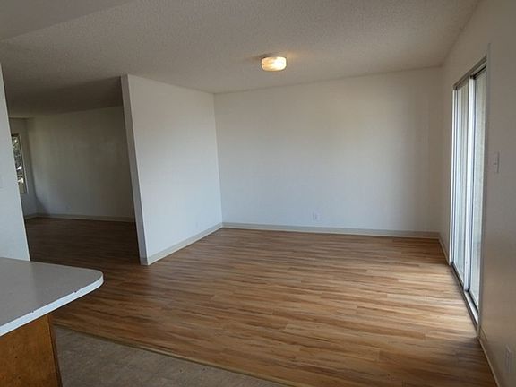 5th image of 137 E McElhaney Ave #F