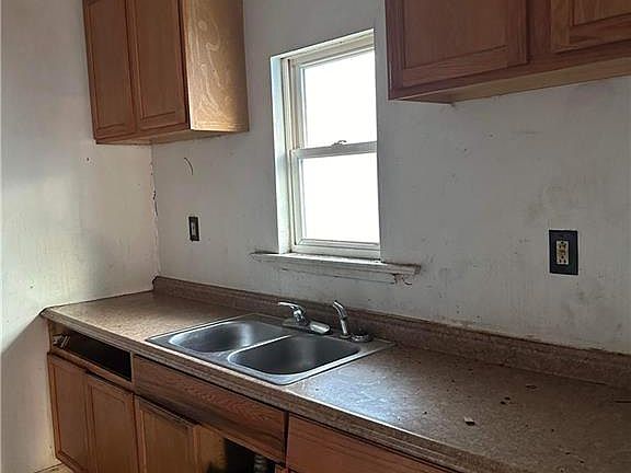 4th image of 4033 Norton Ave