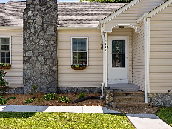 3rd image of 2208 Lyndon Ave