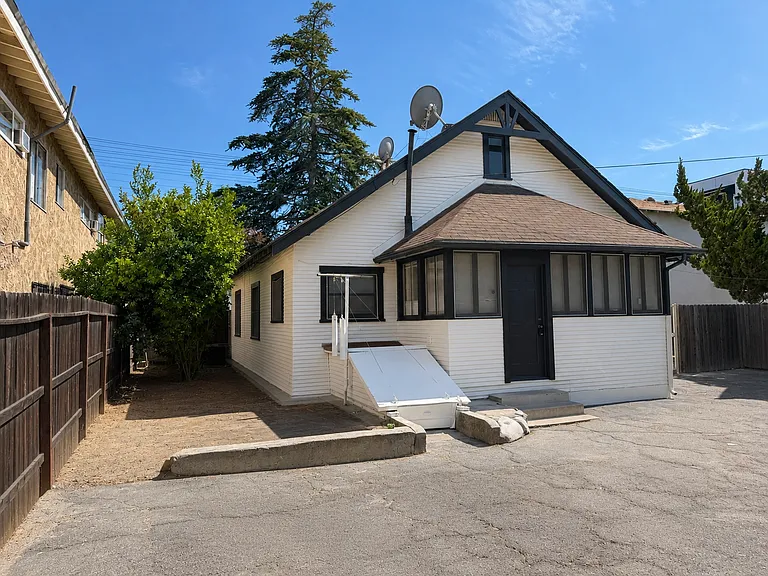 12261 Magnolia Blvd — Photo 2