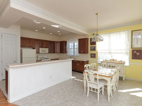 5th image of 74 Oakmont Ln