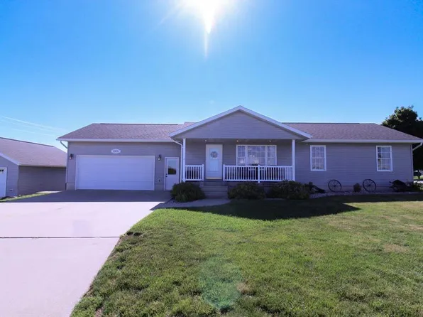 1301 1st St, Grundy Center, IA 50638