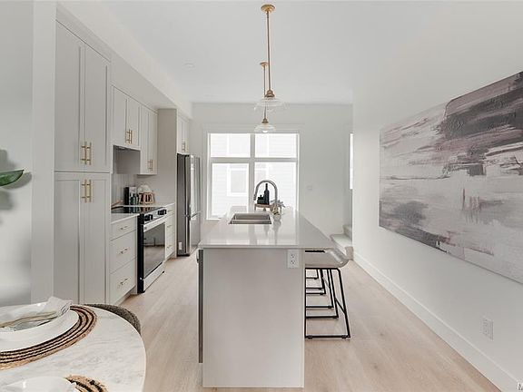 3rd image of 2536 Shelbourne St #11