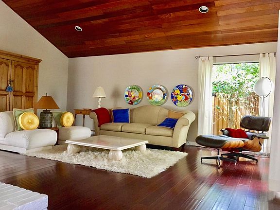 Large Living Area: Solid Wood Floors