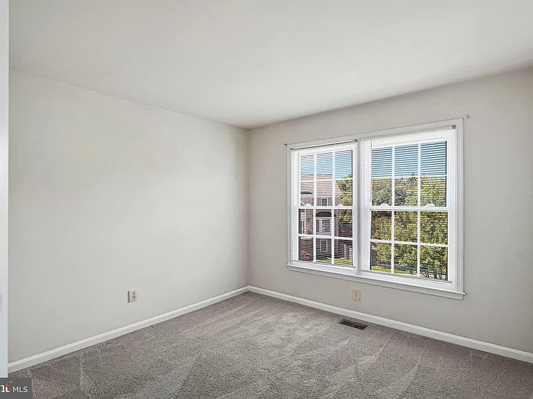 7059 Kings Manor Dr — Photo 18