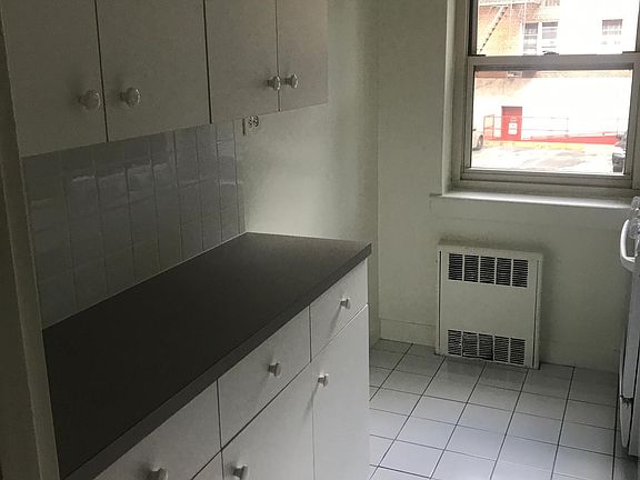 5th image of 13525 Hoover Ave