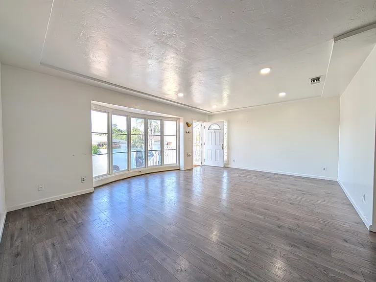 6132 Pembroke Dr — Photo 4