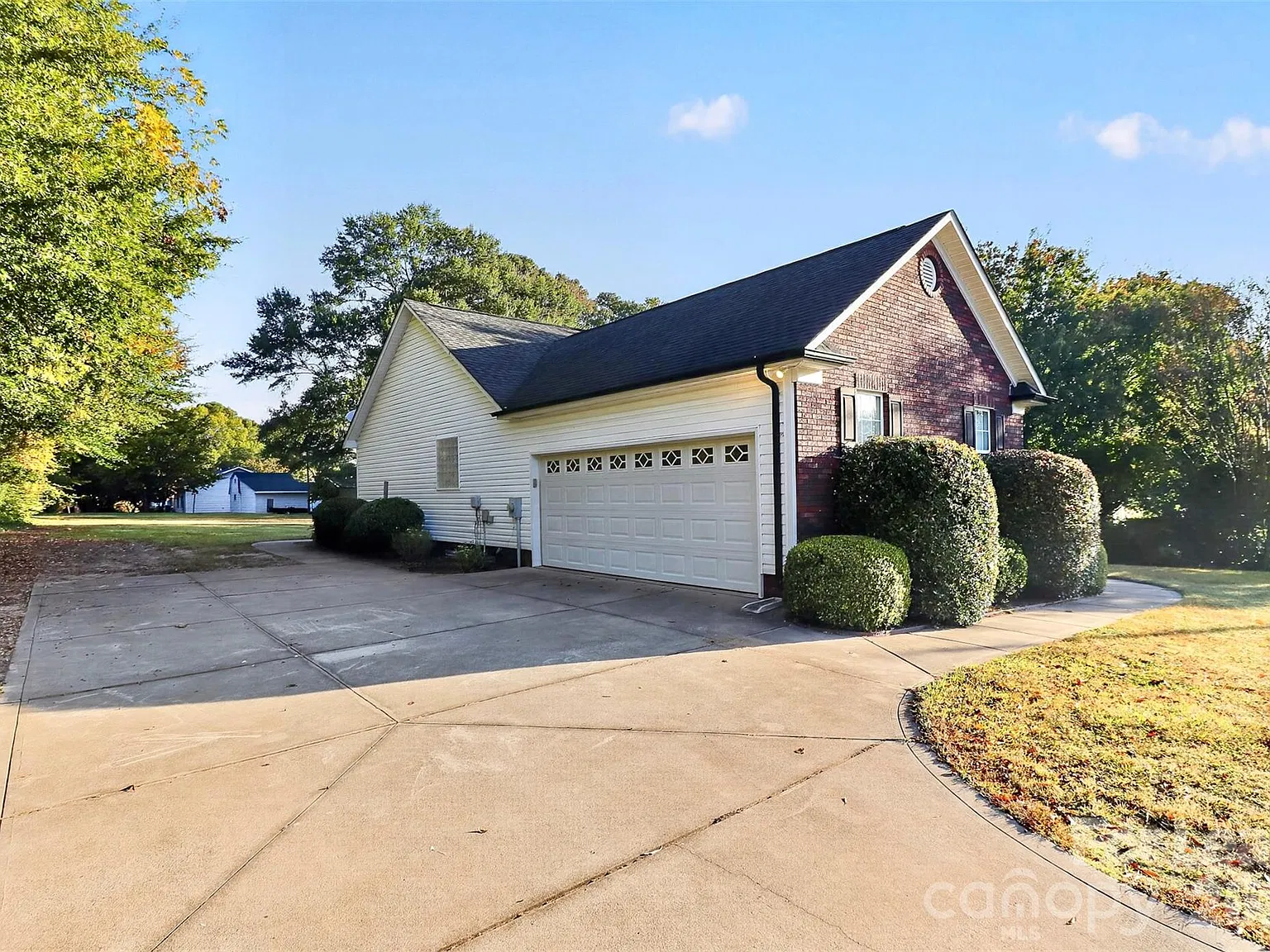 3 bed, 2.0 bath, 1424 sqft, $2,295 — Photo 2