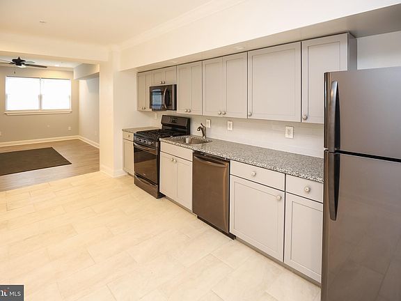 5th image of 450 E Girard Ave APT 1