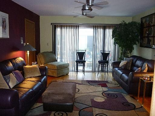 3rd image of 6858 N Northwest Hwy APT 3E