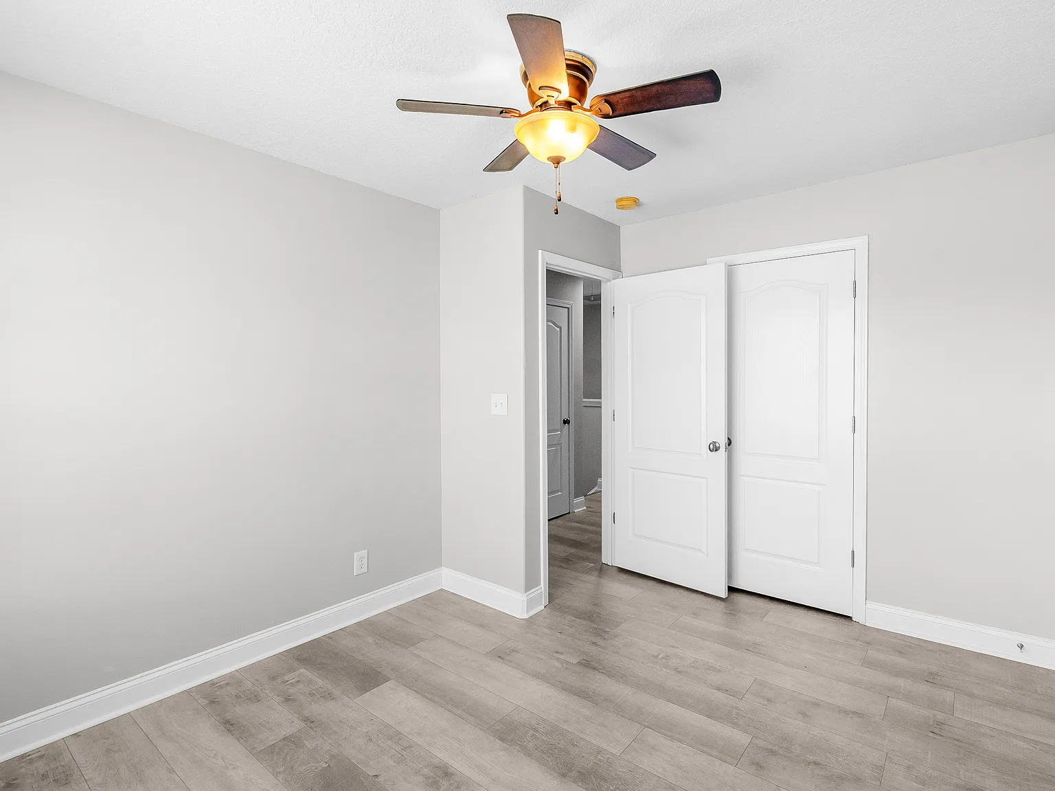 4 bed, 2012 sqft, $2,450 — Photo 2