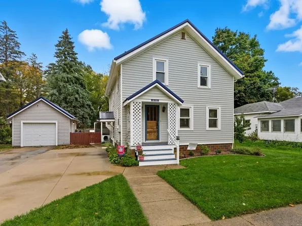 820 2nd St NW, Waverly, IA 50677