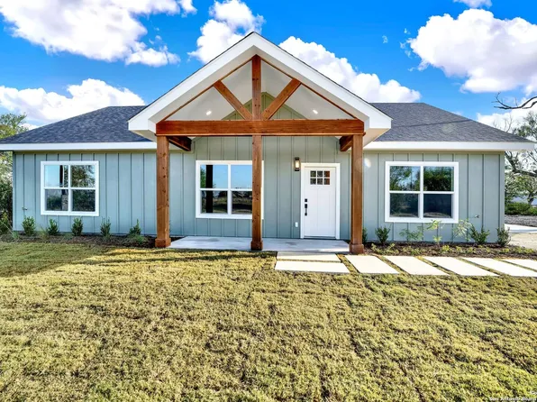 125 County Road 4616, Hondo, TX 78861