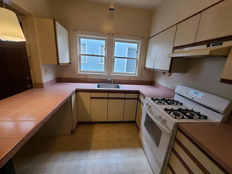 1828 Walnut St — Photo 5