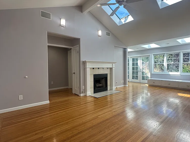 1613 Mariposa Ave — Photo 3