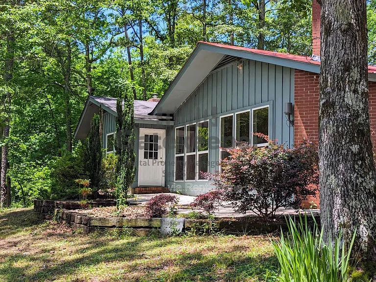 1096 Boone Rd — Photo 2