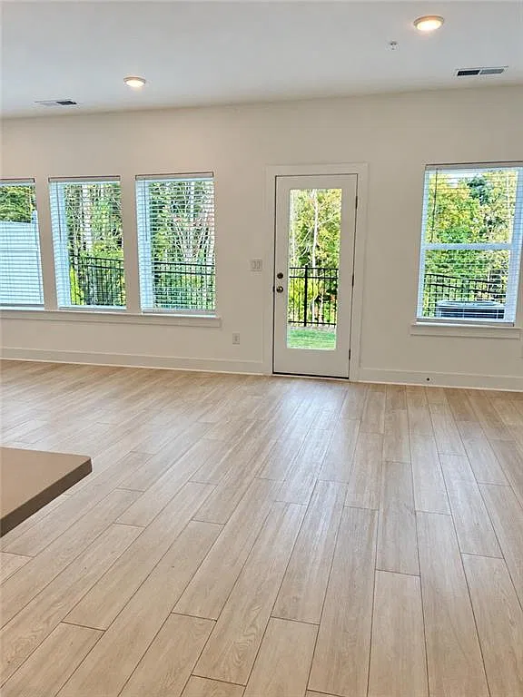 450 Laurelwood Ln — Photo 3