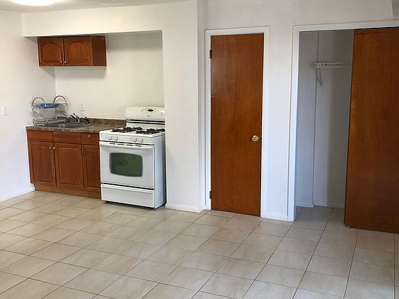 3rd image of 1074 Rockland Ave